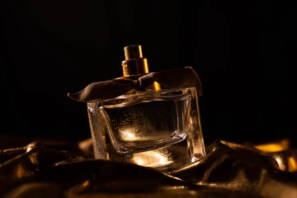 Parfum op een gouden achtergrond — Stockfoto