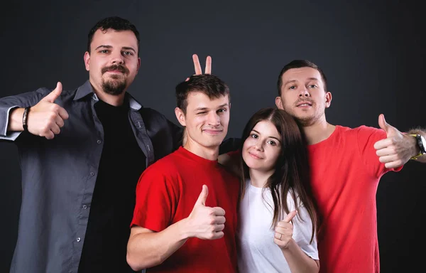 Group of friends shows class — Stock Photo, Image