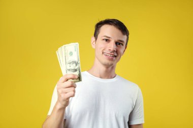 Gülen adamın parası var.