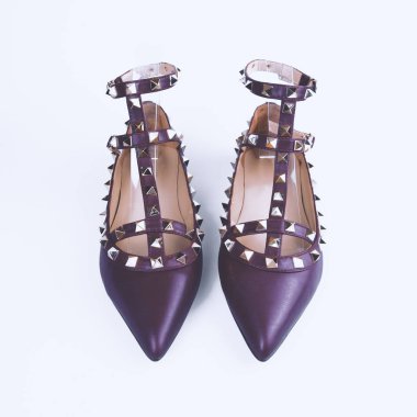 Beyaz arka planda şık kadın ayakkabıları 