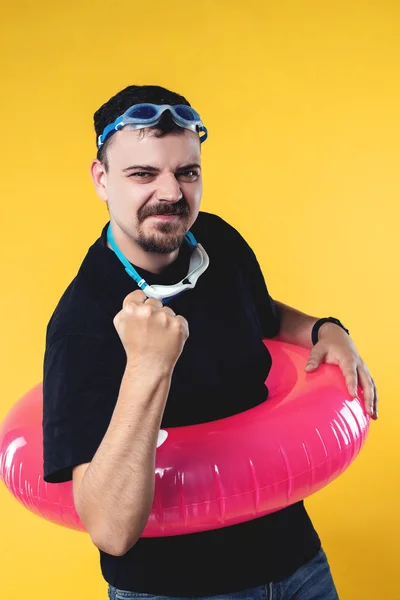 Vtipný muž na pozadí studia, dovolená, vodní sporty koncept — Stock fotografie