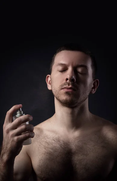 Hombre sexy con perfume — Foto de Stock