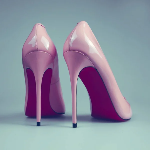 Zapatos rosados femeninos sobre fondo azul — Foto de Stock