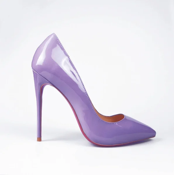 Ženská růžová obuv na bílém pozadí — Stock fotografie