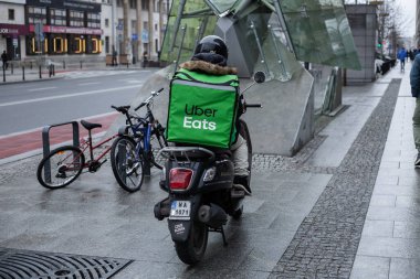 Warsawa, Polonya - 22 Ocak 2020: Bir Uber iki motor kepçesi yedi