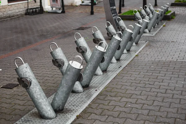 Parco biciclette in metallo per biciclette . — Foto Stock