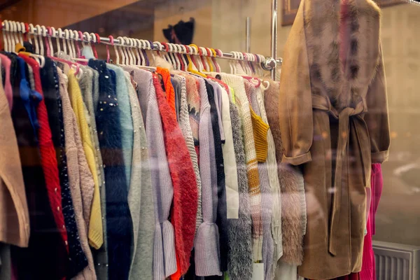 Ventana de la tienda de ropa de mujer — Foto de Stock