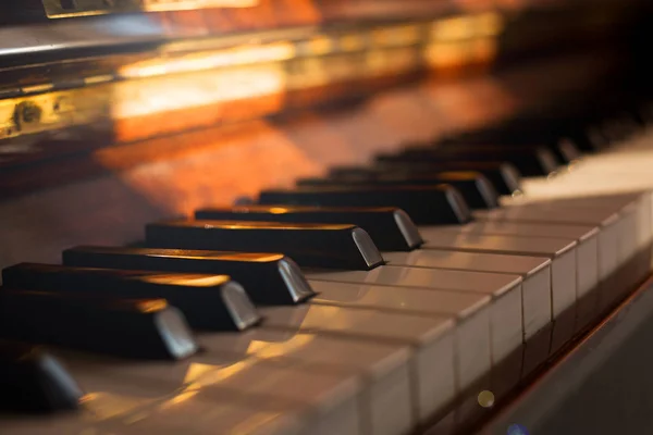 Old Piano vintage background with selective focus. Warm tone — Stock Photo, Image