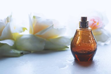 açık arkaplanda çiçekler olan ıslak kadın parfümü 