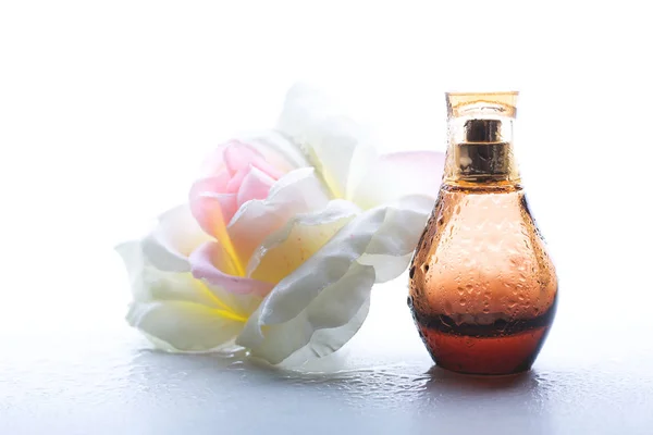 Perfume Feminino Com Rosa Sobre Fundo Claro — Fotografia de Stock
