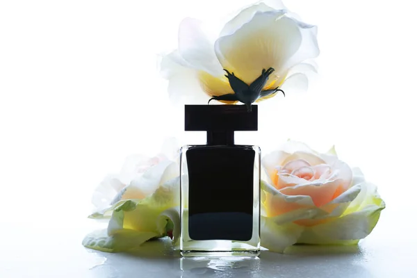 Női Parfüm Rózsák Könnyű Háttérrel — Stock Fotó