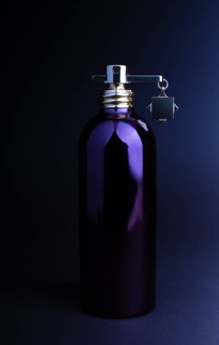 Mavi arka planda kadın parfümü 