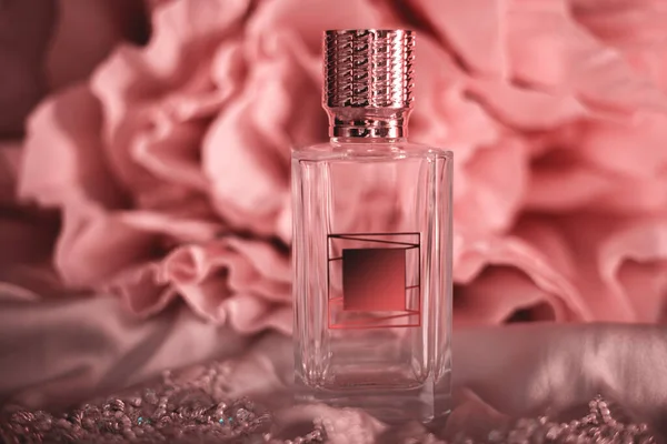 Perfume Femenino Sobre Fondo Rosa —  Fotos de Stock