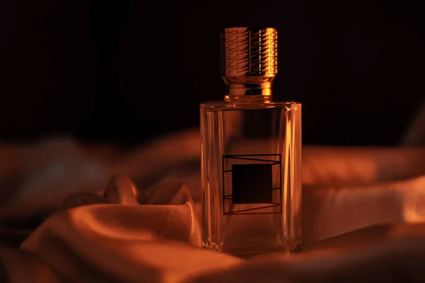 Perfume Femenino Sobre Fondo Dorado —  Fotos de Stock