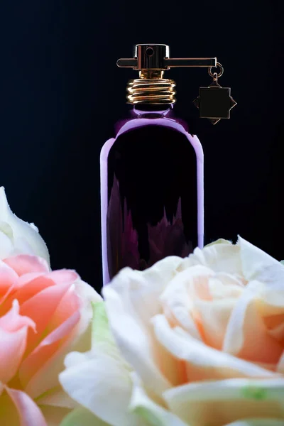Parfüm Rózsákkal Sötét Háttéren — Stock Fotó
