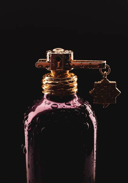 Frasco Perfume Com Gotas Água Sobre Fundo Preto — Fotografia de Stock