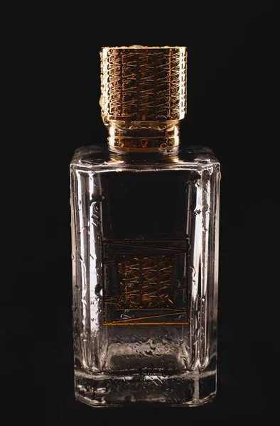 Parfümflasche Auf Schwarzem Hintergrund — Stockfoto