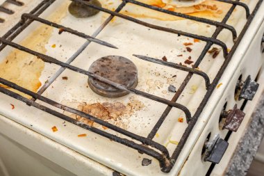 Paslı eski bir gaz sobası.