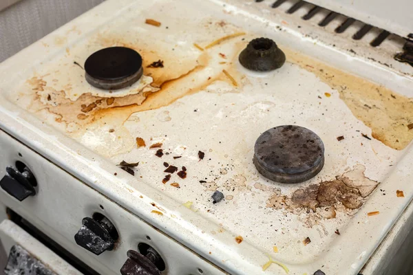 Mutfak odasında kirli gaz ocakları var.