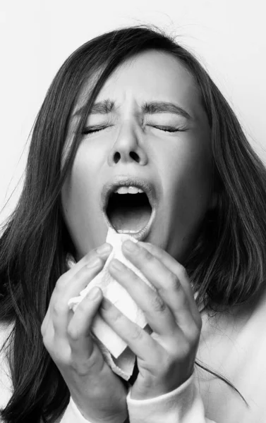 Mujer Joven Estornudando Blanco Negro — Foto de Stock