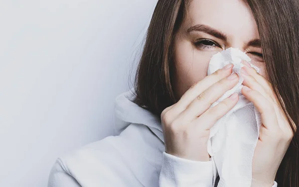 Młoda Kobieta Chorych Alergii Kichanie Tkance — Zdjęcie stockowe
