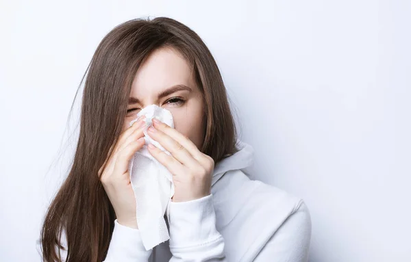 Młoda Kobieta Chorych Alergii Kichanie Tkance — Zdjęcie stockowe
