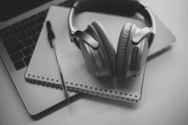 Masada yeni kulaklık ve dizüstü bilgisayar var.