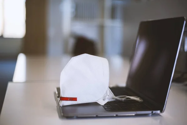 Przedmioty Objęte Kwarantanną Biuro Domowe Laptop Maska Medyczna Biurku — Zdjęcie stockowe