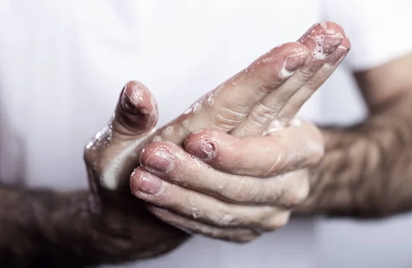 Beyaz Arka Planda Sabunlu Köpüklerle Erkek Ellerini Kapat — Stok fotoğraf