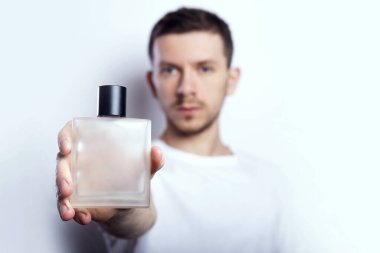 Yakışıklı adam parfüm tavsiye ediyor.