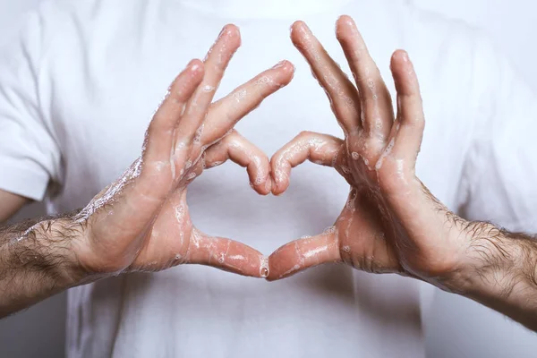 Sabunlu Erkek Elleri Bir Kalp Gösterir — Stok fotoğraf