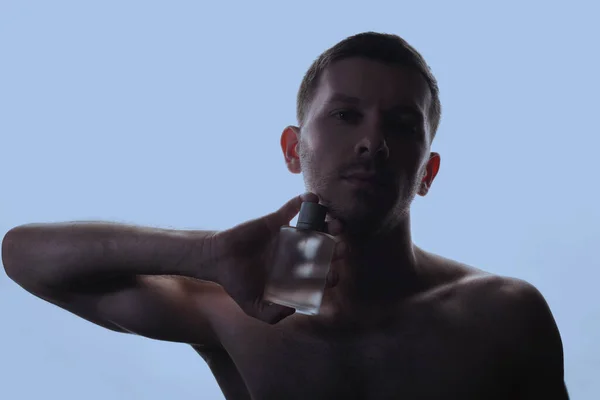 Hombre Con Perfume Sobre Fondo Azul — Foto de Stock