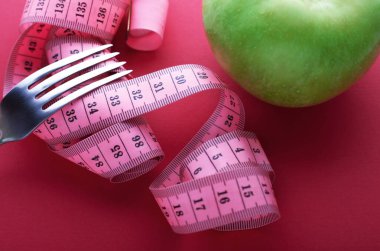 Çelik, çatal ve elma. Kilo kaybı ve diyet sembolü.