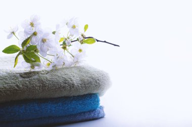 Beyaz arka planda çiçekli havlu yığını