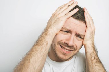 Yakışıklı adam çok üzgün, el ele tutuşuyor.