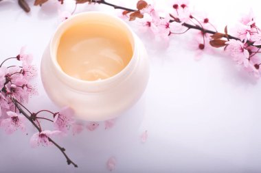 Vücut kremi ve çiçek yaprakları