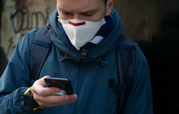 Tipo Con Una Máscara Protectora Calle Utiliza Teléfono Inteligente — Foto de Stock