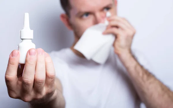 Chory Człowiek Przeziębiony Używa Kropel Nosa Trzyma Chusteczkę Objawy Grypy — Zdjęcie stockowe