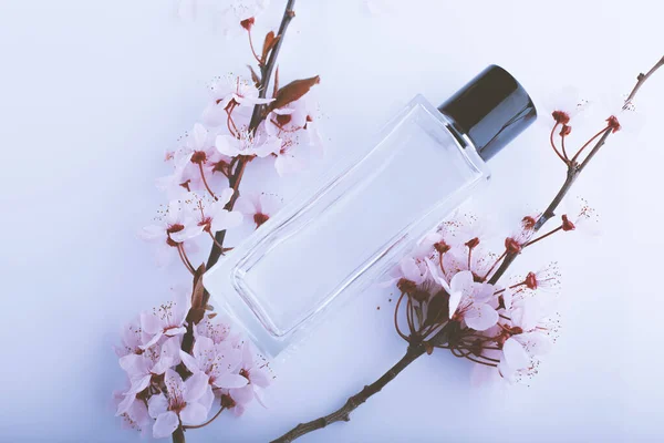 Perfumy Różowymi Kwiatami Białym Tle — Zdjęcie stockowe