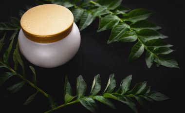 Spa kremi ve yeşil taze yapraklar