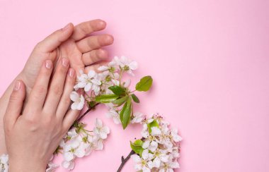 Yazın moda sanatçısı kadın ve elinde çiçekler. 