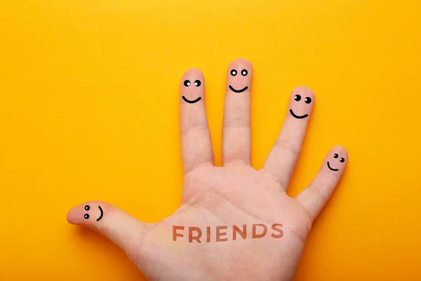 Mão Com Dedos Smileys Isolado Fundo Amarelo Conceito Amizade — Fotografia de Stock