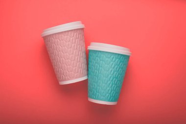 renkli kahve fincanları ve sarı arka plan