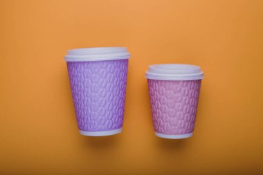 renkli kağıt kahve fincanları ve sarı arka plan