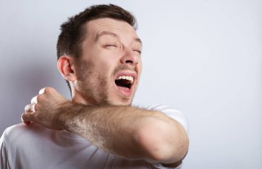 Hasta adam dirseğine hapşırır.