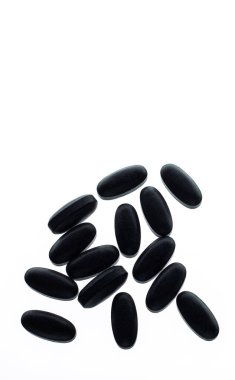 Boş kopya alanı olan beyaz arkaplanda siyah haplar 