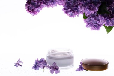 Çiçeklerin arka planında kaplıca kremi