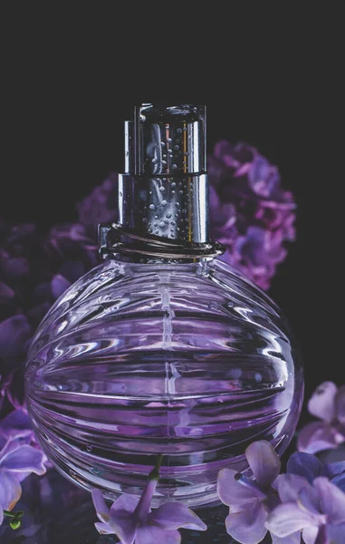 深色背景下的香水和丁香花 — 图库照片