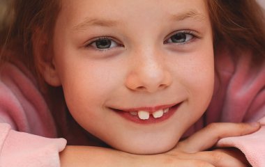 Kızıl saçlı güzel bir kızın portresi.