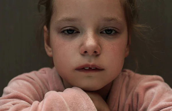 Милая Маленькая Девочка Плачет Чувствует Себя Несчастной — стоковое фото